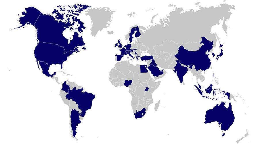 Weltkarte mit grauen Kontinenten, manche Staaten sind blau eingefärbt