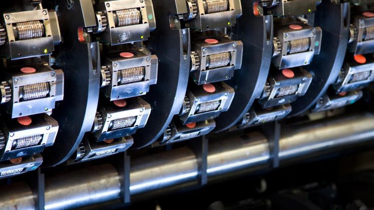 Blick auf die Druckwalzen einer Maschine zur Herstellung von Banknoten