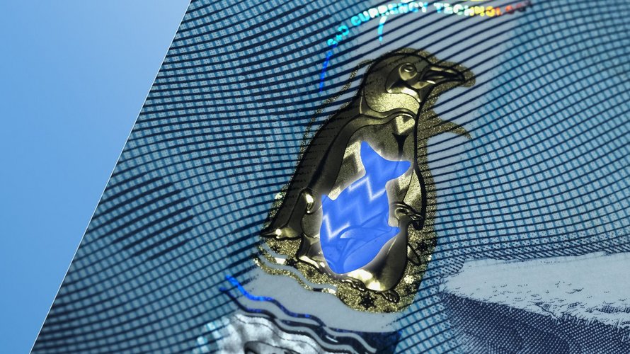 Großaufnahme eines varifeye® ColourChange Sicherheitsfensters in Form eines bunt schimmernden Pinguins